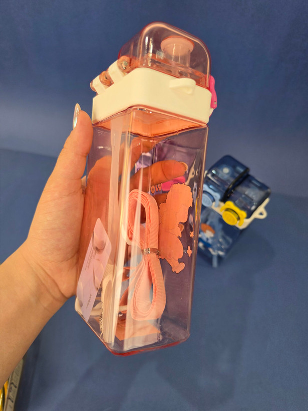 قمقمه کودک نیدار فانتزی نشکن اورجینال | ظرفیت ۵۰۰ml + بدنه BPA Free + ۲ درب (نیدار و آساننوش) + بند رودوشی | طرح خرگوش خوابآلود