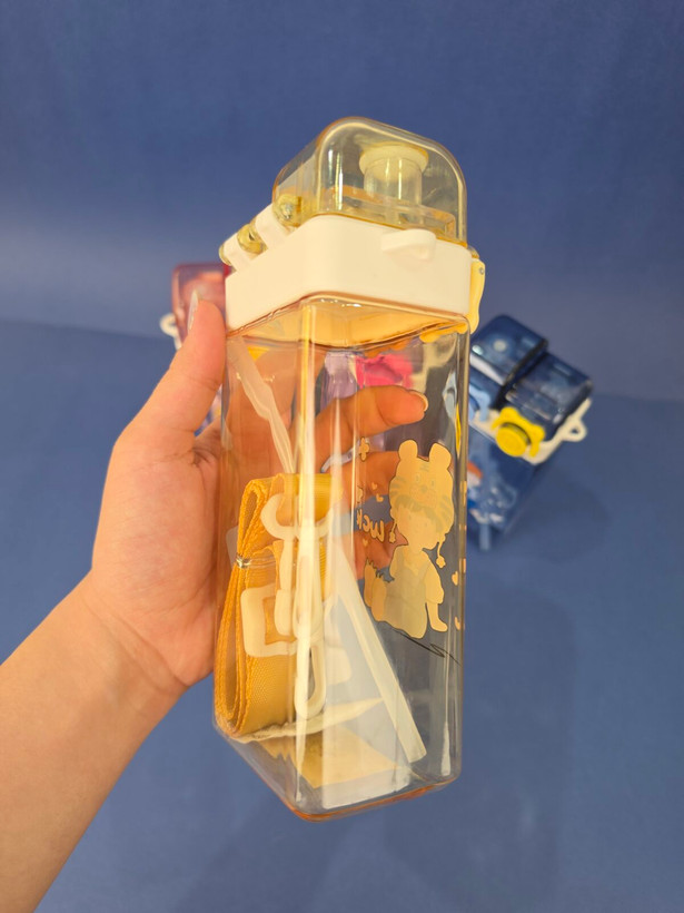 قمقمه کودک نیدار فانتزی نشکن اورجینال | ظرفیت ۵۰۰ml + بدنه BPA Free + ۲ درب (نیدار و آساننوش) + بند رودوشی | طرح خرگوش خوابآلود