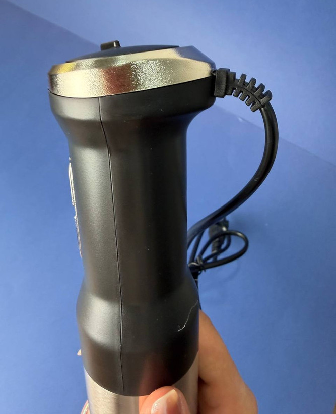 گوشتکوب برقی گوسونیک اورجینال ۱۲۰۰ وات مدل GSB-831 | موتور پرقدرت + دکمه توربو + تیغه ۴ پره ضد پاشش + تنظیم سرعت + کار مستقیم در قابلمه داغ | مناسب پوره، سوپ و اسموتی